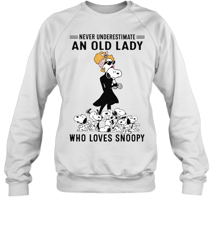 Never Underestimate An Old Lady Who Loves Beagles Funny Dog Grandma Lover Design Sweatshirt